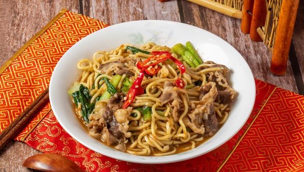 Mie Nyemek – The Stir-Fried, Brothy Noodle Delight