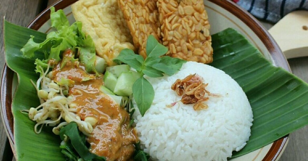 Nasi Pecel Blitar: The President’s Salad and the Essence of Kencur