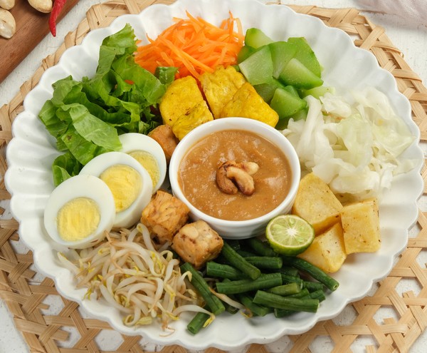 Gado-Gado (Indonesian Salad with Peanut Sauce)